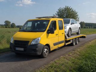 Auto osobowe na lawecie latem – holowanie Piaseczno