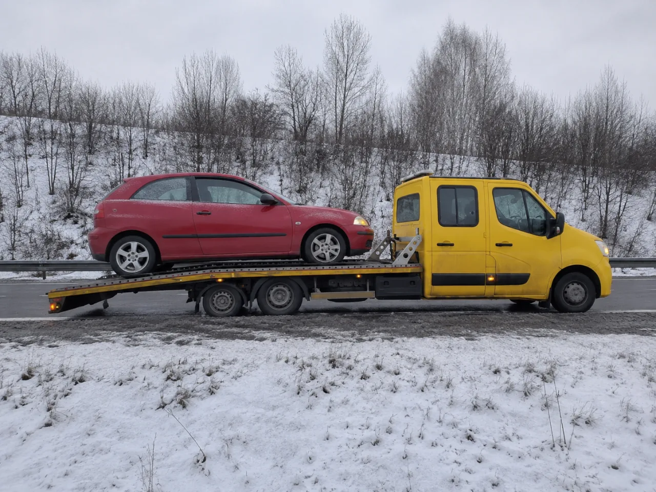 Auto na lawecie podczas opadów śniegu – transport elektryka w Piasecznie