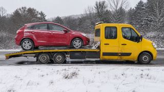 Holowanie czerwonego auta zimą – Piaseczno