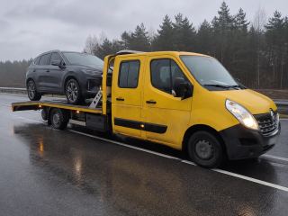 Holowanie czarnego SUV-a na lawecie – Piaseczno