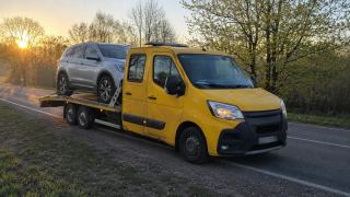 SUV na platformie o wschodzie słońca – laweta Piaseczno 24h