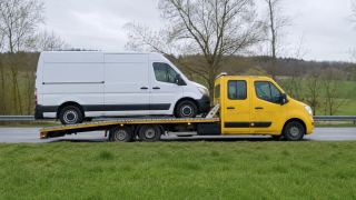 Transport busa dostawczego na lawecie – Piaseczno