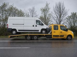 Bus dostawczy na lawecie wiosną – holowanie ciężarowych Piaseczno