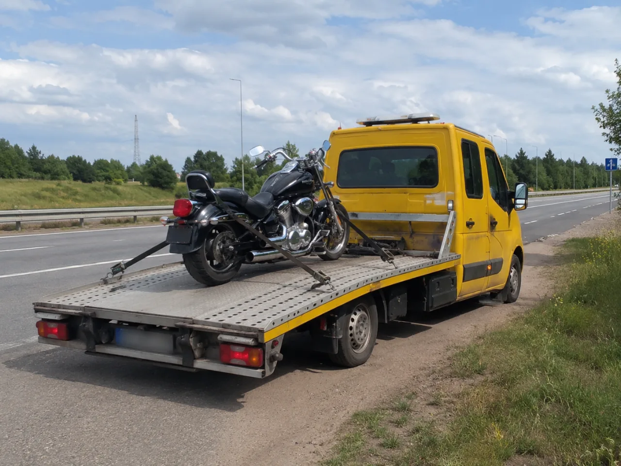 Motocykl przygotowany do transportu przy drodze – SANI-HOL Piaseczno