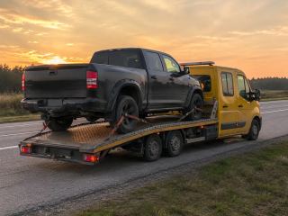 Transport pickupa o zachodzie słońca – Piaseczno